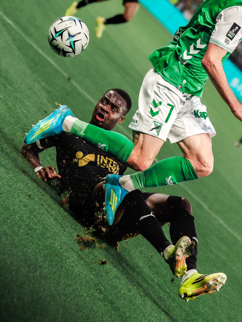 Aerial duel between two players, the ball just above them